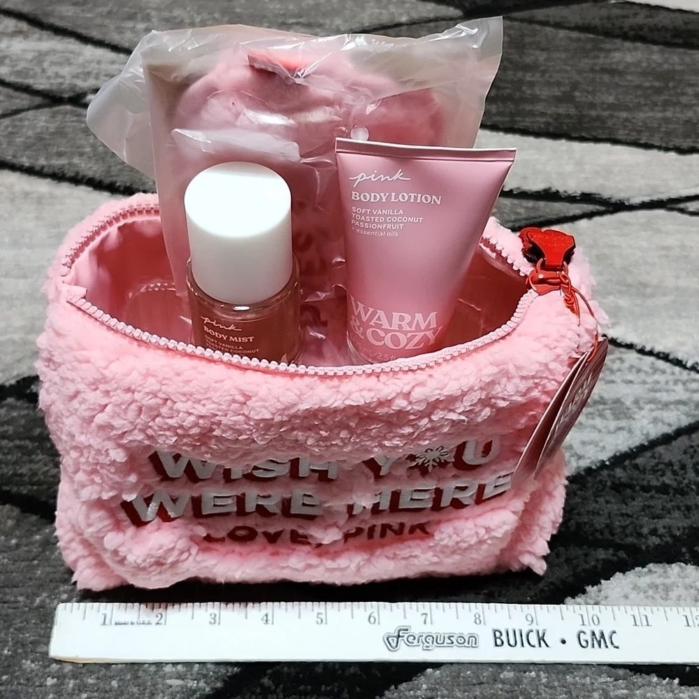 VS PINK WARM & COZY 4-PIECE PERFECT GIFT SET